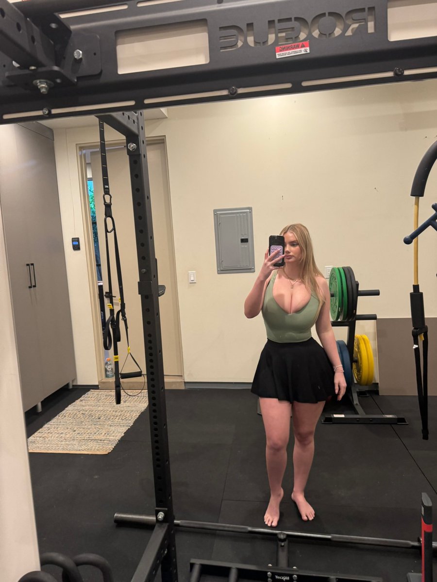 annakopfclips's tweet photo. caught me at the gym https://t.co/B0HtG23Etm