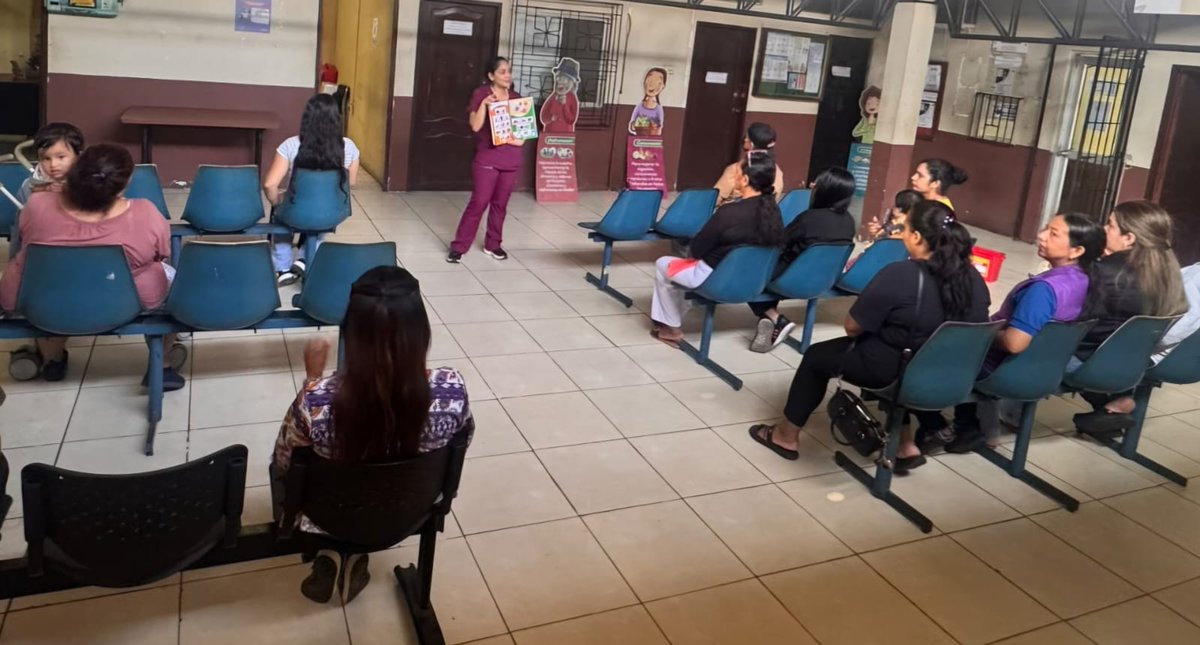 Salud_Guayas's tweet photo. Nutricionista comunitaria socializa con la comunidad de los centros de salud No.12 y #Sauces3 sobre alimentación complementaria para menores de edad y beneficios y técnicas de la #LactanciaMaterna, como parte de las acciones contra la desnutrición crónica infantil. https://t.co/15D77bA3b8