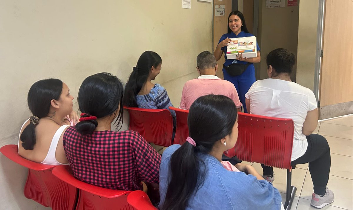Salud_Guayas's tweet photo. Nutricionista comunitaria socializa con la comunidad de los centros de salud No.12 y #Sauces3 sobre alimentación complementaria para menores de edad y beneficios y técnicas de la #LactanciaMaterna, como parte de las acciones contra la desnutrición crónica infantil. https://t.co/15D77bA3b8