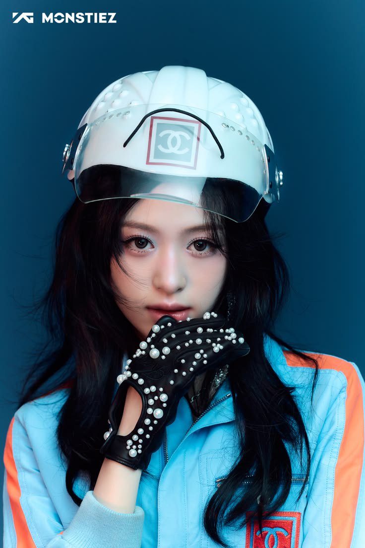 AhyItgirl_'s tweet photo. If she was given or no we don't know but Ahyeon was wearing it https://t.co/MQoPZKvR83