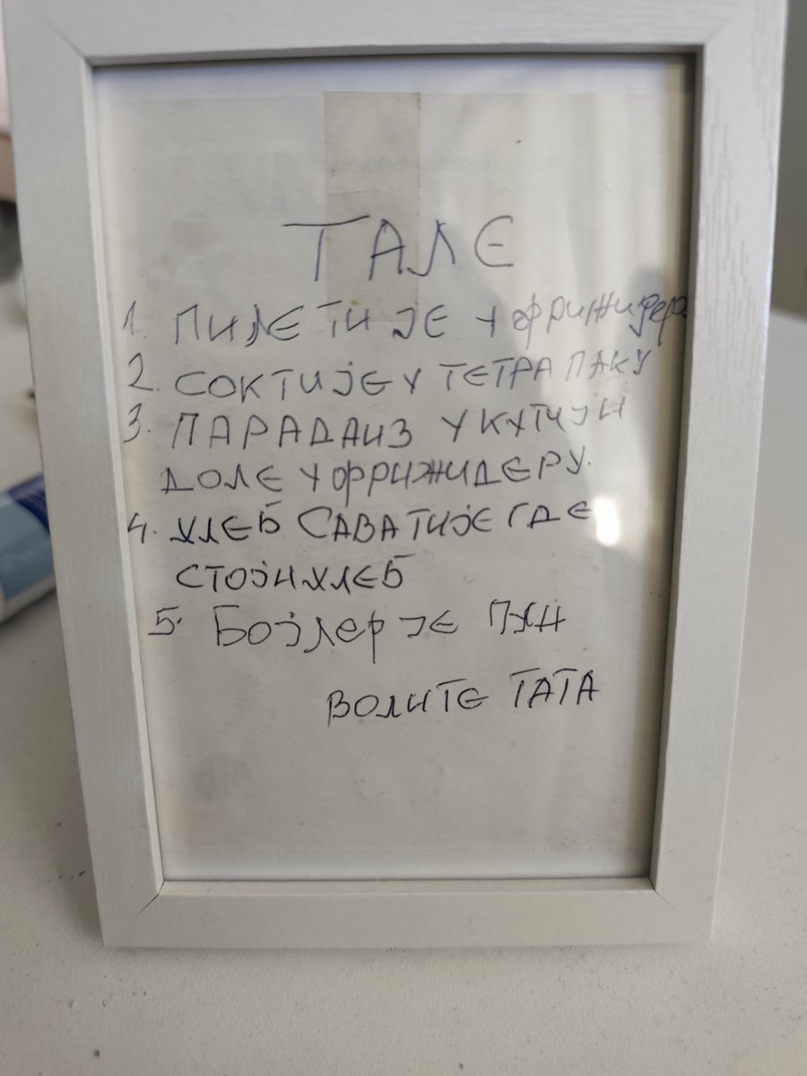 ESky99413406's tweet photo. " Tale,
 pile ti je u frižideru, sok u tetrapaku ( 🤦🏼‍♀️) , paradajz u kutiji, dole u frižideru, hleb Sava ( moj omiljeni) je gde stoji hleb, bojler je pun.
Voli te tata " 
Ovo sam morala da uramim, ljubav jednog oca, stala u par rečenica ♥️ https://t.co/bP3843ep5h