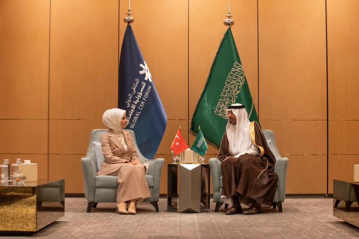 Ahmed_S_Alrajhi's tweet photo. سعدت بلقاء معالي وزيرة الأسرة والخدمات الاجتماعية بالجمهورية التركية السيدة ماهينور أوزدمير غوكتاش، على هامش الملتقى الدولي للمسؤولية الاجتماعية 2026 بالرياض، حيث بحثنا فرص توسيع الشراكة في مجالات التنمية الاجتماعية، وتفعيل أطر التعاون القائمة بين البلدين بما يدعم الأولويات المشتركة.