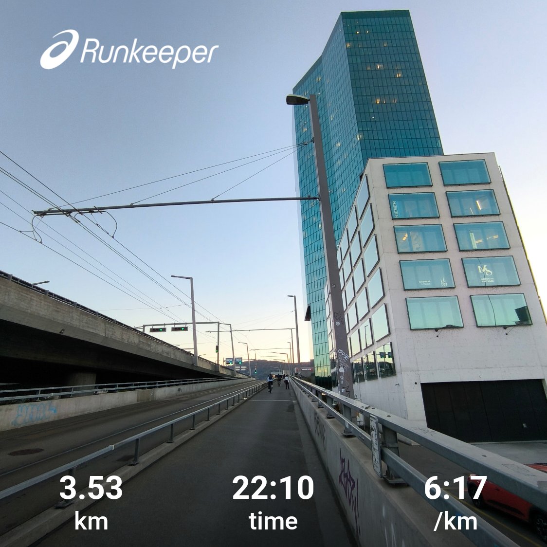 zureich37's tweet photo. rare Monday run 🏃➡️.
missed my Sunday run so got out today.
run to the track - run 5K - run home.
sweet 😀
#running #runchat #marathontraining #KeepRunning #RunningAfterWork https://t.co/uJun6slAST