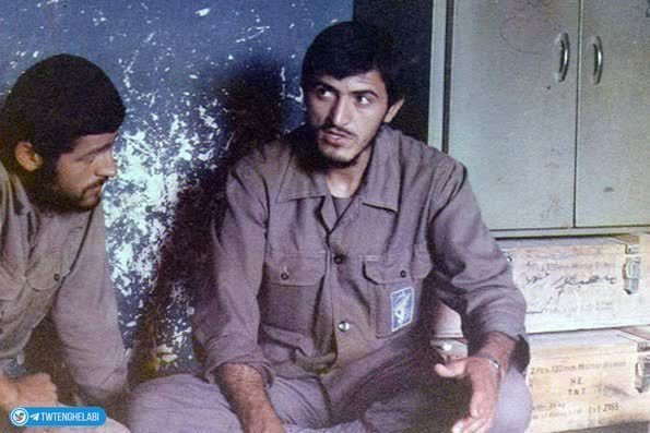 barana4154's tweet photo. یادی کنیم از رتبه ۴ کنکور سراسری که به عشق وطن درس و دانشگاه و دعوتنامه فرانسه را رد کرد و در مقابل دشمن سینه سپر کرد ، جان داد ولی خاک نداد.
#شهید_زین‌الدین https://t.co/5Ew1BHJZgz