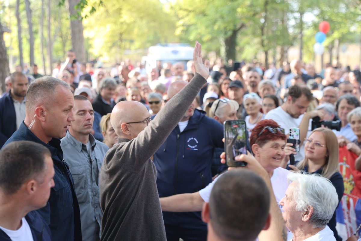 milos_vucevic's tweet photo. Пуно ми је срце кад видим са колико љубави народ дочекује нашег Александра Вучића и данас у Врбасу и свуда широм Србије. 
Хвала вам на љубави и снази јер нисте дозволили да нам униште државу!
И даље ћемо заједно да чувамо у градимо нашу Србију!
Урадићемо све за наш народ!
До убедљиве победе! Александар Вучић - Уједињена Србија!