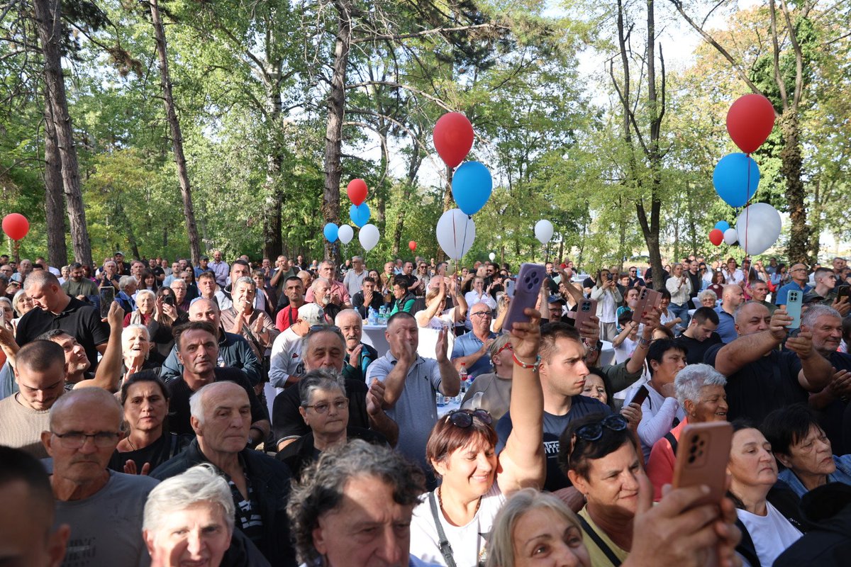milos_vucevic's tweet photo. Пуно ми је срце кад видим са колико љубави народ дочекује нашег Александра Вучића и данас у Врбасу и свуда широм Србије. 
Хвала вам на љубави и снази јер нисте дозволили да нам униште државу!
И даље ћемо заједно да чувамо у градимо нашу Србију!
Урадићемо све за наш народ!
До убедљиве победе! Александар Вучић - Уједињена Србија!