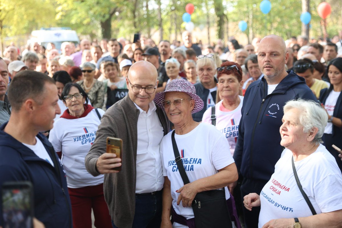 milos_vucevic's tweet photo. Пуно ми је срце кад видим са колико љубави народ дочекује нашег Александра Вучића и данас у Врбасу и свуда широм Србије. 
Хвала вам на љубави и снази јер нисте дозволили да нам униште државу!
И даље ћемо заједно да чувамо у градимо нашу Србију!
Урадићемо све за наш народ!
До убедљиве победе! Александар Вучић - Уједињена Србија!