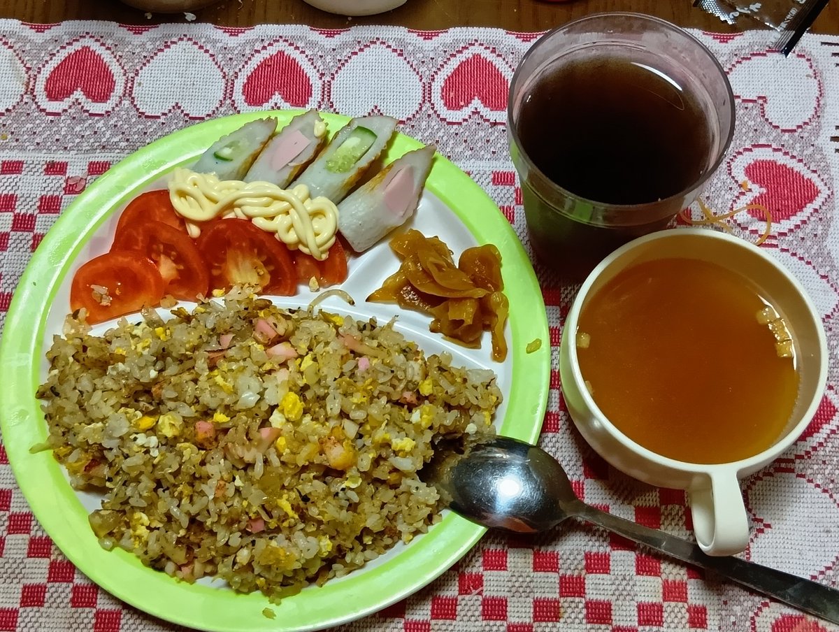 hir7148's tweet photo. 4日の夕飯は、高菜炒飯の野菜添え、ビーフコンソメスープ。
5日は、たらこスパとわかめスープ。 https://t.co/6xxUeFtPh7