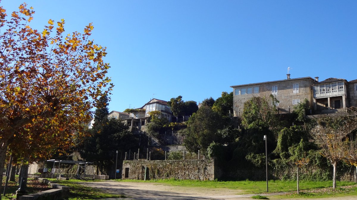 Dmusk108's tweet photo. Creouse algunha polémica en #Tui sobre as murallas e a súa rehabilitación
Así que mañá tocará falar na @SERBAIXOMINO sobre a súa propiedade, o proceso desamortizador do s. XIX e algunha historia sobre o seu uso alén de defenderse dos veciños https://t.co/VigUII3bGa