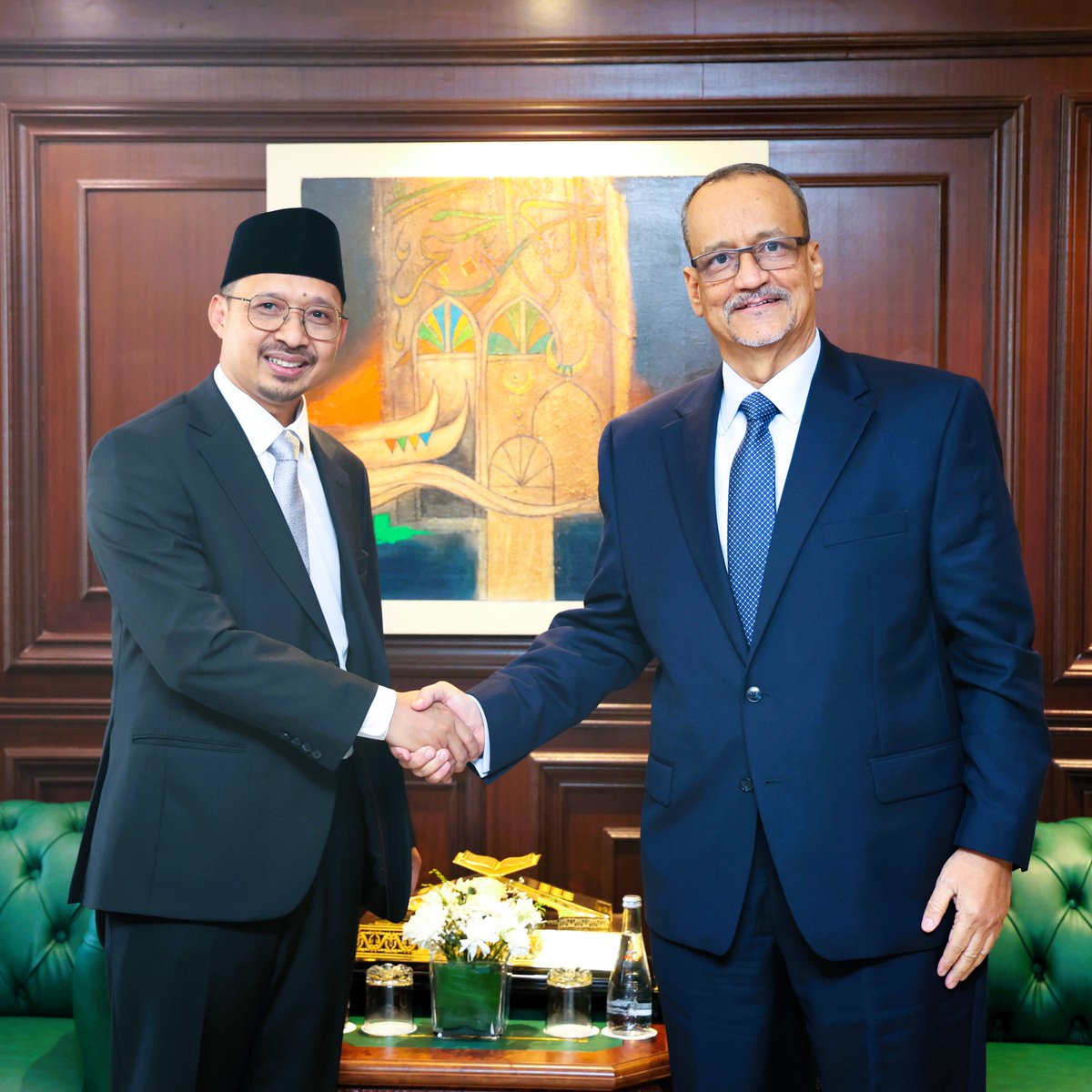IndonesiaInJED's tweet photo. Konsul Jenderal RI di Jeddah, selaku Wakil Tetap RI untuk Organisasi Kerja Sama Islam (OKI), telah diterima oleh Sekretaris Jenderal OKI, Ismail Ould Cheikh Ahmed pada 5 Oktober 2026.

Dalam pertemuan tersebut, kedua pihak berbagi pandangan mengenai kerja sama dalam kerangka OKI, termasuk peran Indonesia dan Sekretariat OKI dalam memajukan kedudukan OKI dan membangun kerja sama yang membawa manfaat yang lebih besar bagi para negara anggota.

Sekjen Ismail Ould Cheikh Ahmed memimpin Sekretariat OKI sejak 27 Agustus 2026, menggantikan Sekjen Hissein Brahim Taha. Pada kesempatan sebelumnya, Wakil Tetap RI untuk OKI telah bertemu dengan Sekjen Hissein Brahim Taha untuk menyerahkan surat kepercayaan Menteri Luar Negeri RI terkait penugasannya sebagai Wakil Tetap RI.

#inidiplomasi