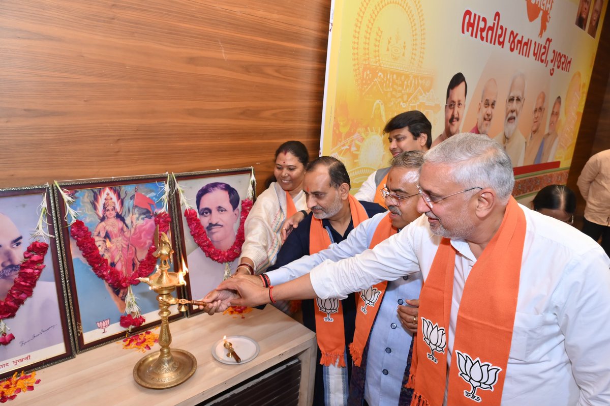 iJagdishBJP's tweet photo. આજે પ્રદેશ કાર્યાલય 'શ્રી કમલમ્' ખાતે પ્રદેશ પ્રભારી શ્રી @tarunchughbjp જીની ઉપસ્થિતિમાં યોજાયેલી પ્રદેશ બેઠકમાં સંગઠનાત્મક વિષયો પર વિસ્તૃત ચર્ચા કરી. https://t.co/EiCZkc13mo