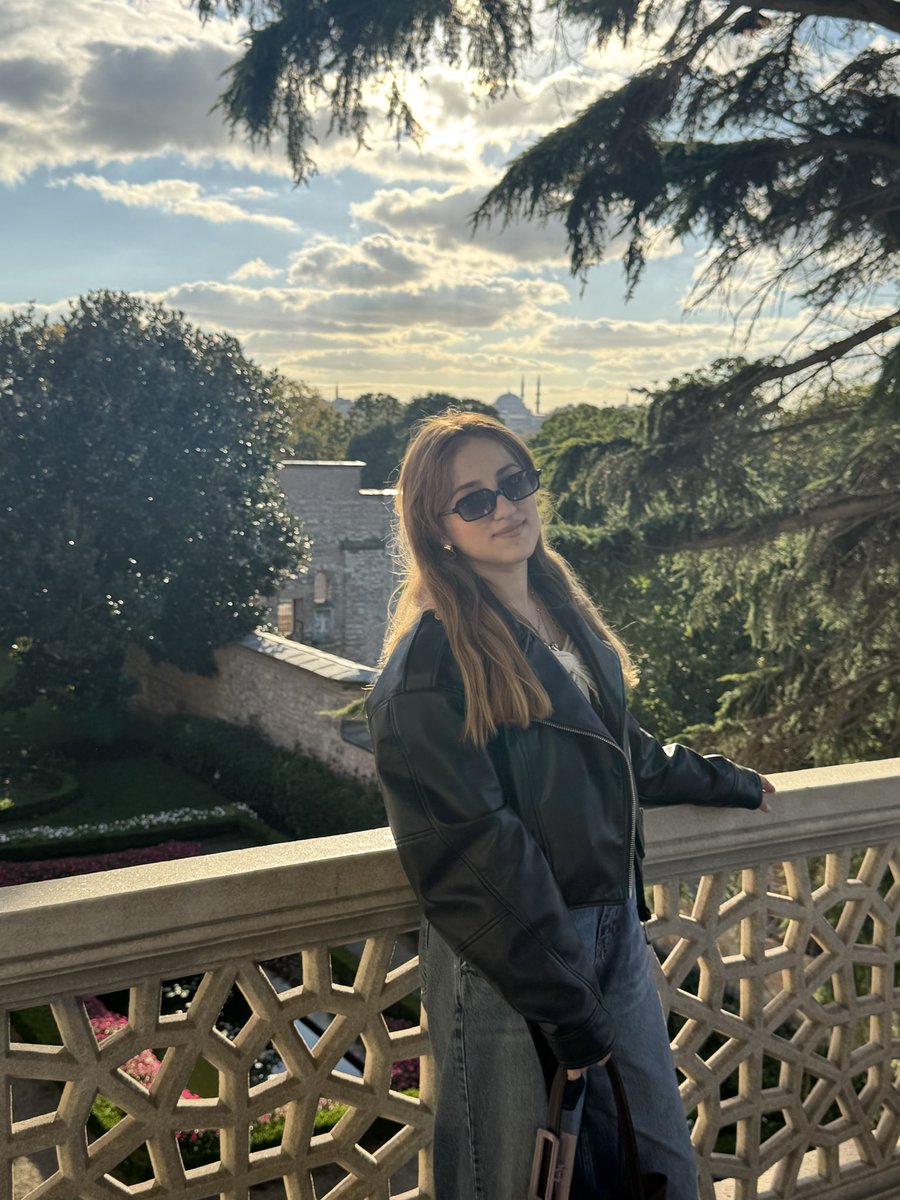 GoodJobKylieee's tweet photo. Topkapı’nda Hürrem’i bulmaya çalışıyorum buralar o kadar güzel ki çıkmak istemedim https://t.co/TvJXtkLe83