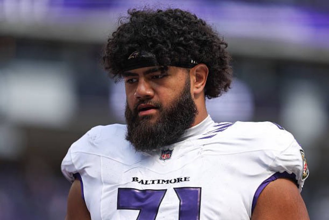 moneymarlo44's tweet photo. Vega Ioane’s first NFL start at center:

• 75.1 PFF grade
• 0 pressures allowed
• 0 sacks allowed
• 0 QB hits allowed
• Completely erased Jeffery Simmons from the game

First career start at center. Rain. 2 QBs. Constant o-line shuffling. 

Vega handled business🔥 https://t.co/o5ppp1fUCT