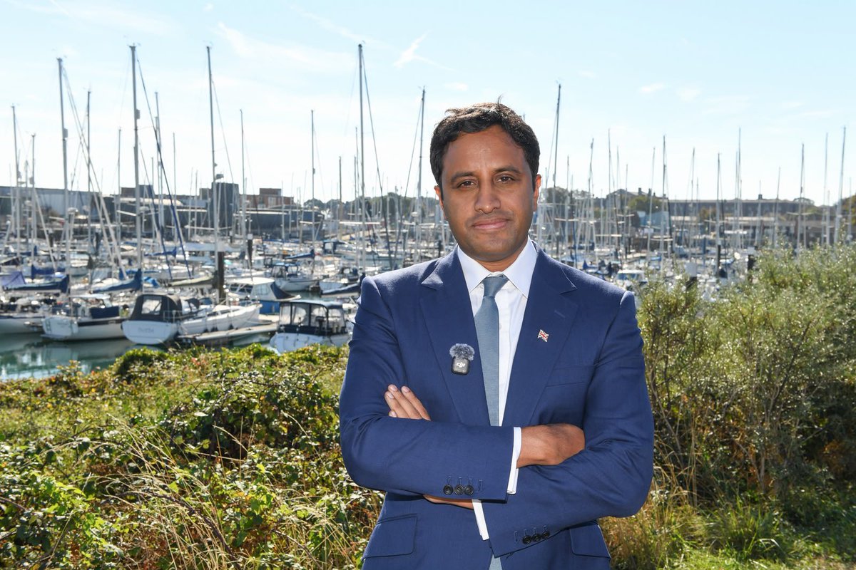 reformparty_uk's tweet photo. Zia Yusuf spoke with concerned locals in Gosport today.

Open Borders Burnham has thrown them under the bus. Only Reform UK has a plan to stop the boats forever. https://t.co/gBbcsIjlAO