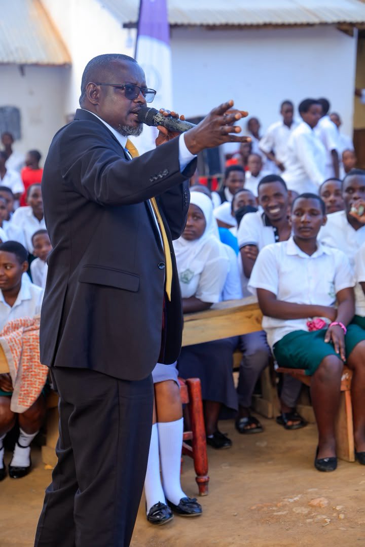 Kachainamedia's tweet photo. Represented @reachahand at Gracious Secondary, Mbarara today as a peer educator &amp; edutainment mentor.
Real change starts when youth have safe spaces to ask, challenge myths &amp; have honest conversations about their futures” Muhereza Valentine @Kachainamedia #BeBetter https://t.co/5beZn5LjzM