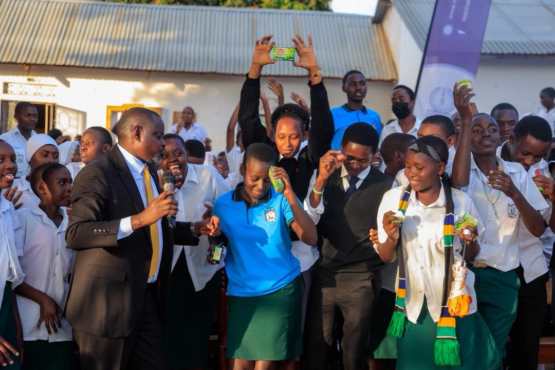 Kachainamedia's tweet photo. Represented @reachahand at Gracious Secondary, Mbarara today as a peer educator &amp; edutainment mentor.
Real change starts when youth have safe spaces to ask, challenge myths &amp; have honest conversations about their futures” Muhereza Valentine @Kachainamedia #BeBetter https://t.co/5beZn5LjzM