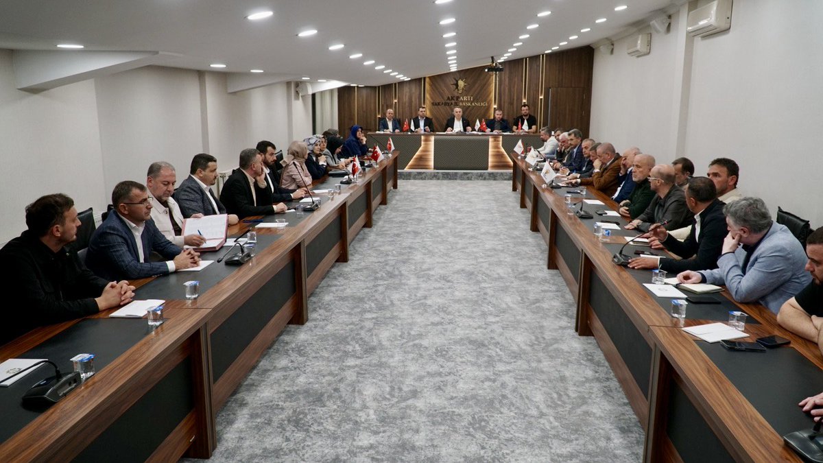 AKPartiSakarya's tweet photo. AK Parti Sakarya İl Yönetim Kurulu Toplantısı, İl Başkanımız Sayın Yunus Tever başkanlığında gerçekleşti.
 
#ÇeyrekAsırlıkDestan https://t.co/uW1Rmai0tr