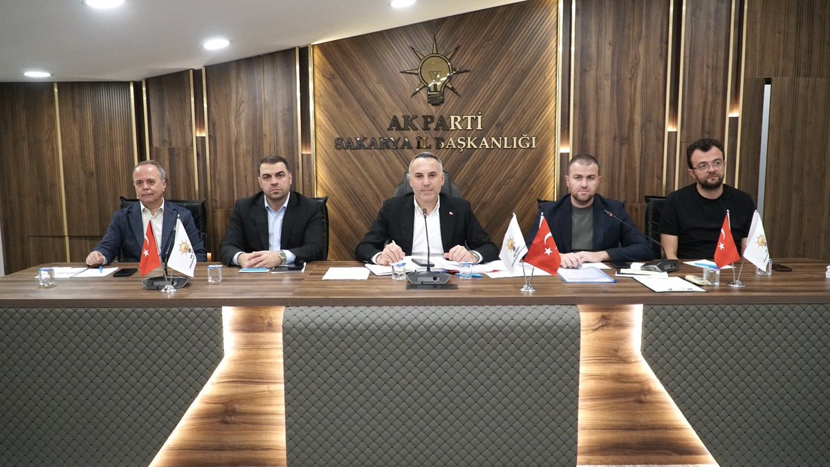 AKPartiSakarya's tweet photo. AK Parti Sakarya İl Yönetim Kurulu Toplantısı, İl Başkanımız Sayın Yunus Tever başkanlığında gerçekleşti.
 
#ÇeyrekAsırlıkDestan https://t.co/uW1Rmai0tr