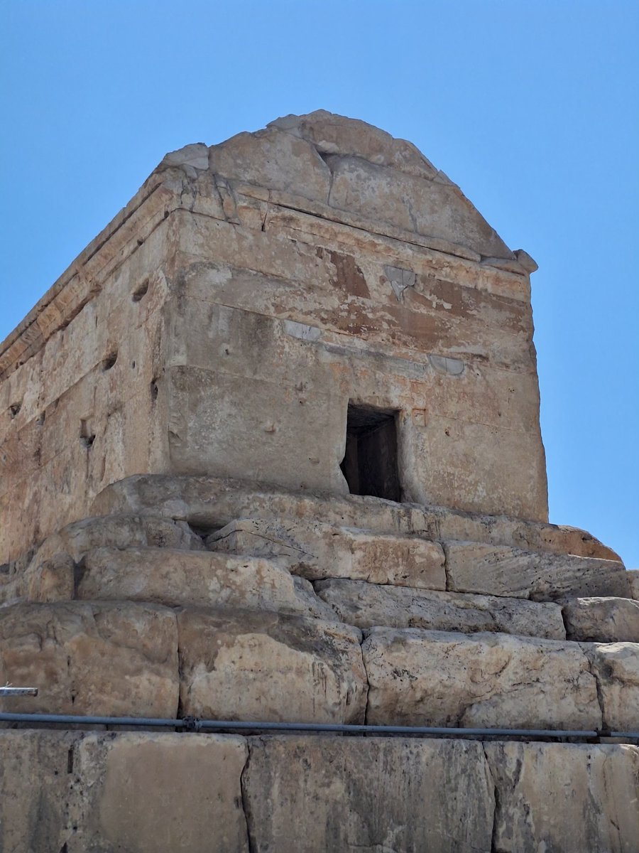 baqhram's tweet photo. مردوخ، سرور بزرگ، که سرنوشت مردم را تعیین می‌کند، هنگامی که به سرزمین‌های گوناگون نظر افکند، فرمانروایی دادگر را جست‌وجو کرد که مطابق خواست دل او باشد. او دست کوروش، پادشاه انشان، را گرفت و او را با نام خواند و او را برای فرمانروایی بر همهٔ جهان برگزید. https://t.co/o2K3VSFbQx
