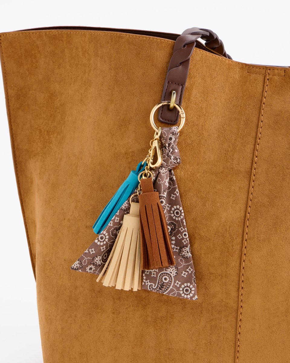 Shiraleah's tweet photo. Charms, charms, charms ✨ Because every bag deserves a little personality. From playful pops of color to statement-making details, there’s a charm for every mood 💕 https://t.co/M7QAYMyjz7 https://t.co/NgWmcV44mw