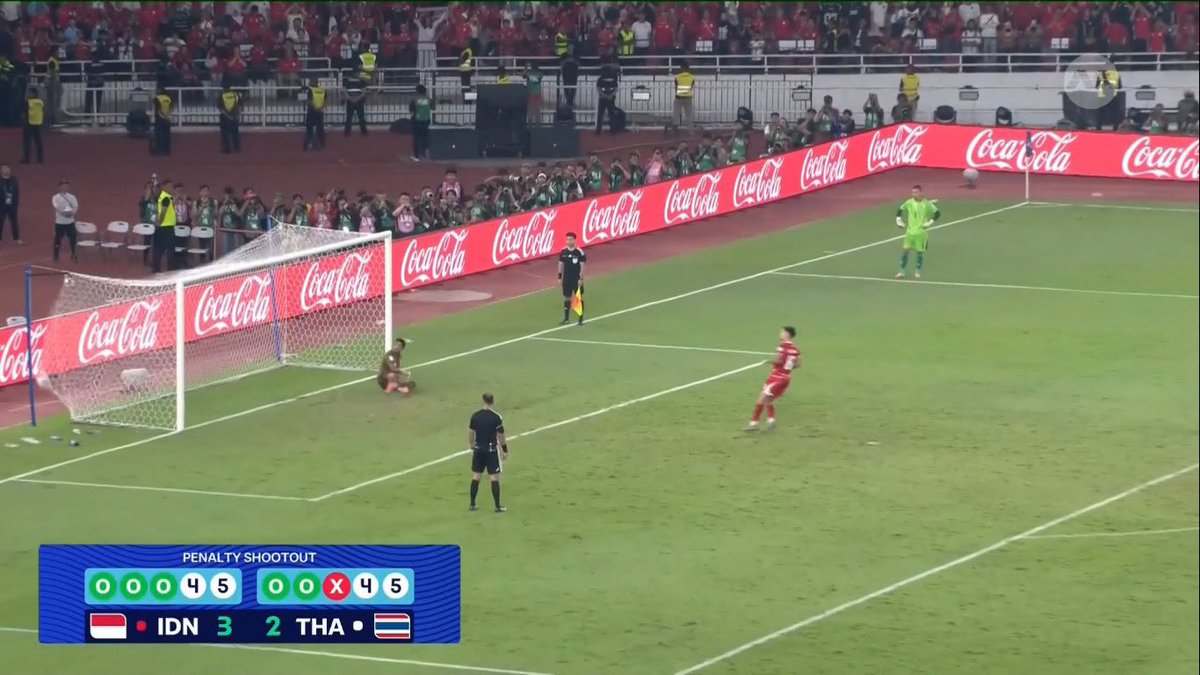 jacatranet's tweet photo. Mengeksekusi penalty dengan sempurna mungkin yang ada di pikiran John Herdmann ketika memainkan Shayne Pattynama. https://t.co/H1eIZbgPxq