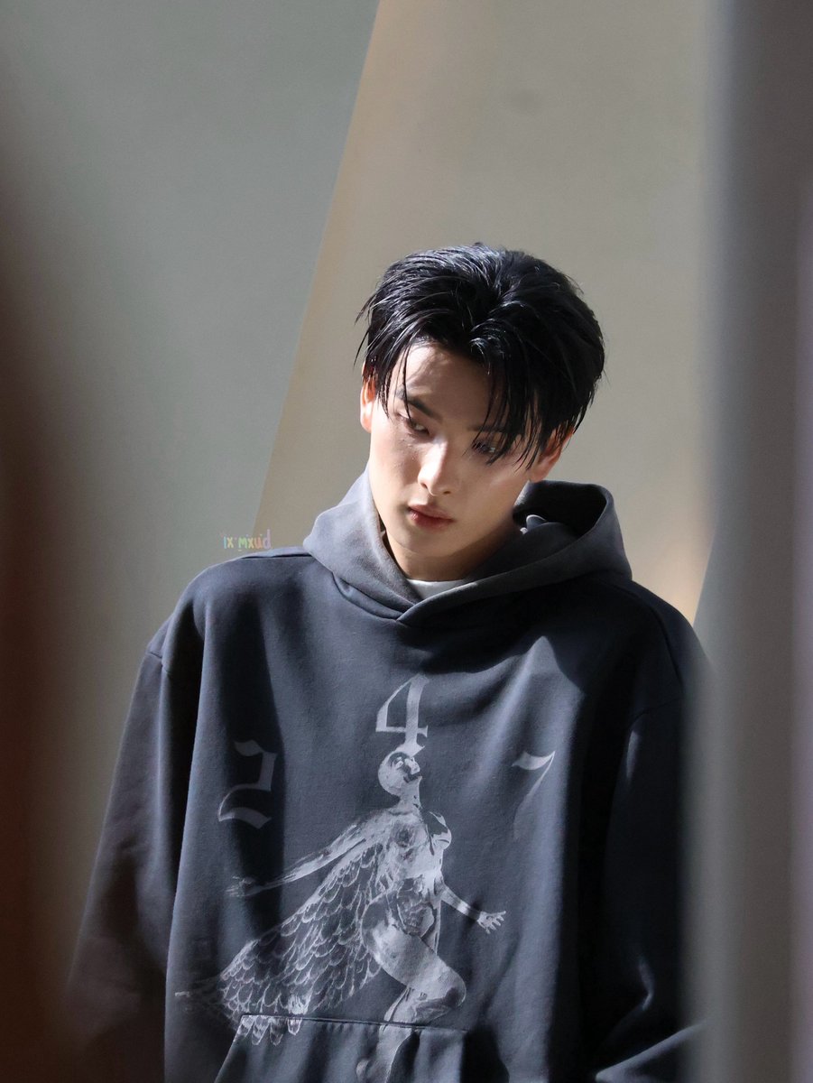 pnxw_x1's tweet photo. มีช็อตขุนแบบนี้ประมาณเกือบ100ช็อต ทำไงได้หล่อจนต้องรัวชัตเตอร์📸
#RepresentTHxBUS
#KHUNPOL https://t.co/aNMs5CKQD2