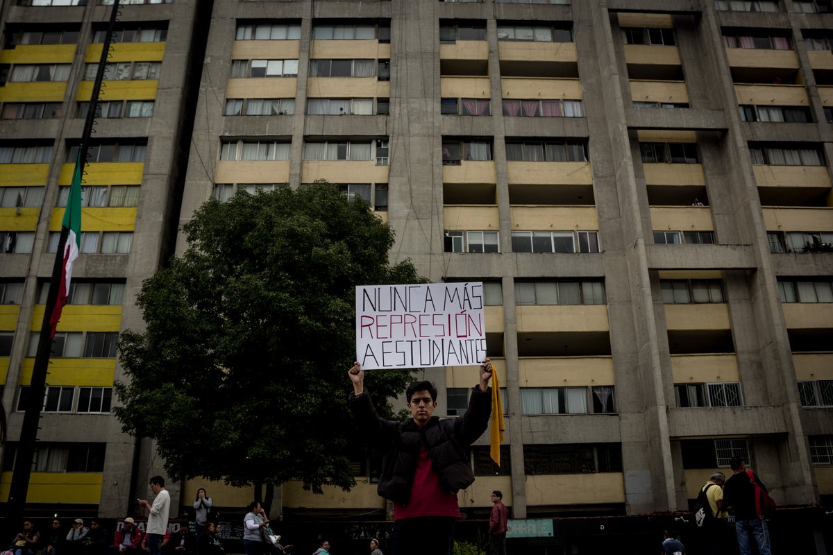 BrigadaAltaVoz's tweet photo. 58 años después, la indignación vuelve a caminar.

Como en 1968, como tantas veces después, una generación vuelve a levantar la voz frente a un país que todavía tiene demasiadas preguntas sin respuesta y demasiadas heridas 

#2DeOctubreNoSeOlvida #Tlatelolco #2deOctubre https://t.co/4eaJHom9qj