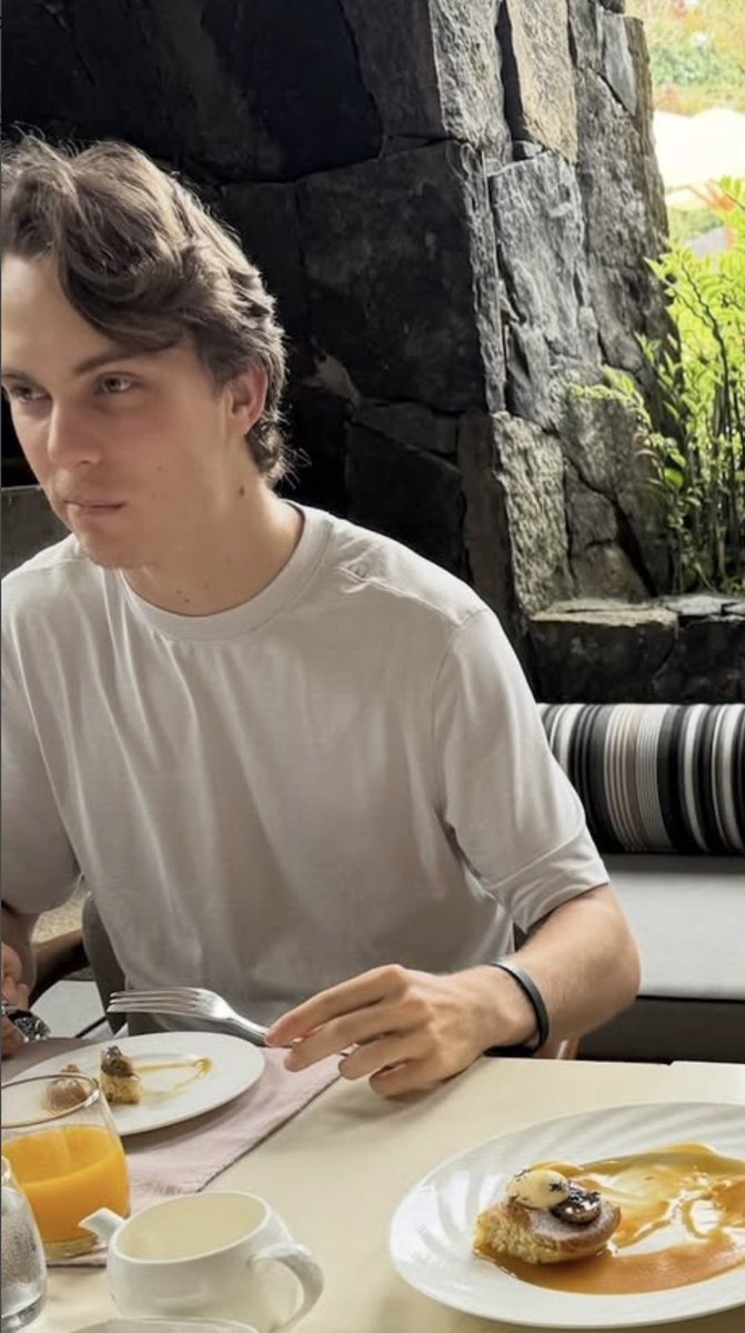 laurogeitabat's tweet photo. the little oscar cameos in alex's photodump of the boys' trip ☺️ https://t.co/JqZV2FpWfG
