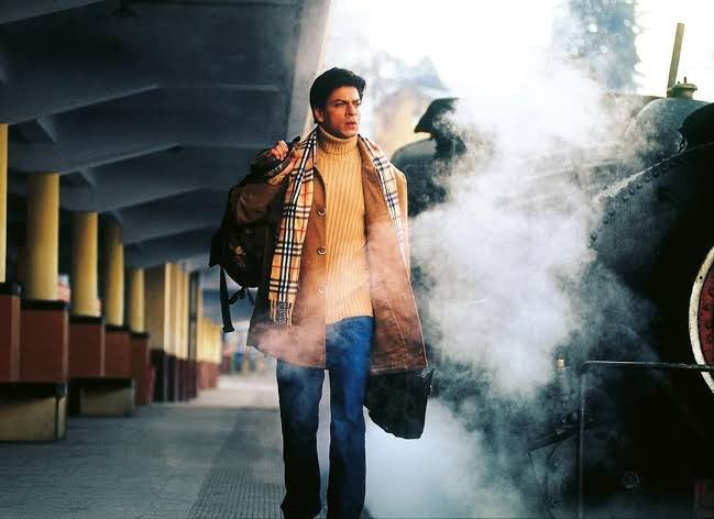 KaaliSRKFan's tweet photo. The trend setter of smoke entry in Bollywood was MHN. The blockbuster combination is coming back with Mai Hoon Na 2🔥 https://t.co/apuRtKdBDA
