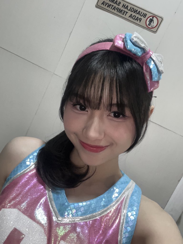Michie_JKT48's tweet photo. happy birthday percin n happy birthday to my beautiful bangs that i loathe n have a complex love hate relationship with https://t.co/7Ry32pj84n