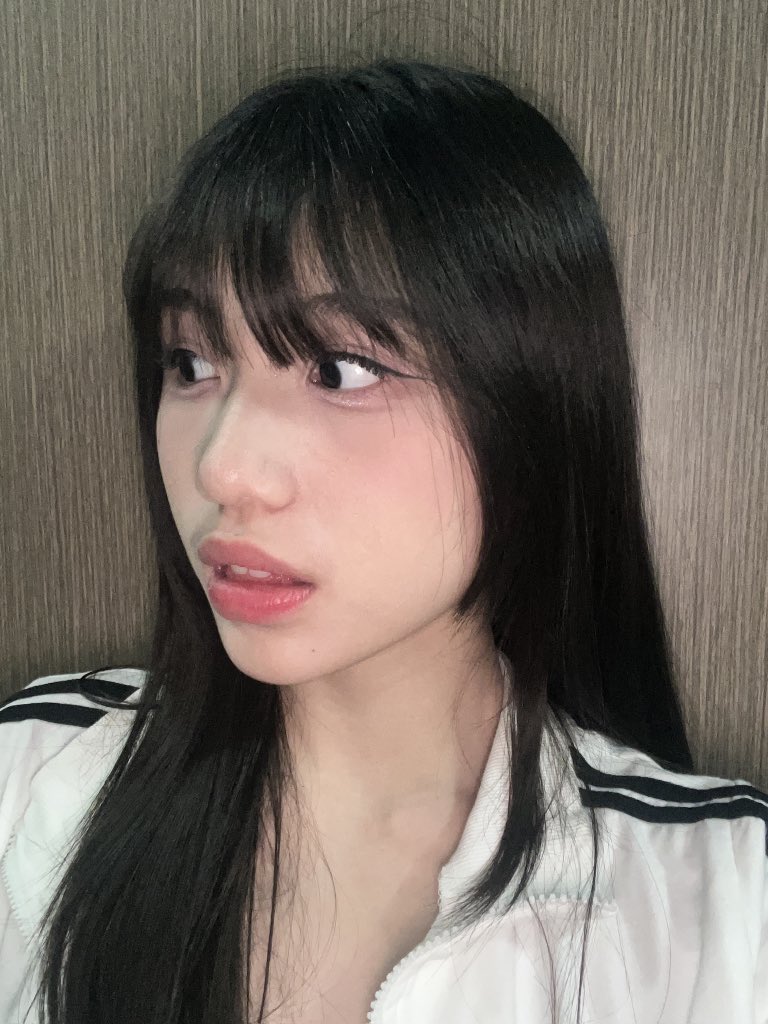 Michie_JKT48's tweet photo. happy birthday percin n happy birthday to my beautiful bangs that i loathe n have a complex love hate relationship with https://t.co/7Ry32pj84n