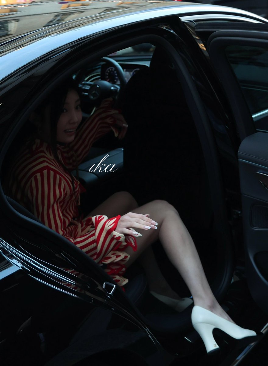 isgvlad2's tweet photo. Oh no they’re taking our queen away!!! SHE LOOKS SO GORGEOUS!!

#CHANELSS27xWONHEE #WONHEE #원희 #CHANELSpringSummer #CHANEL #CHANELSHOW #PFW
@CHANEL https://t.co/74D4Jb00jX