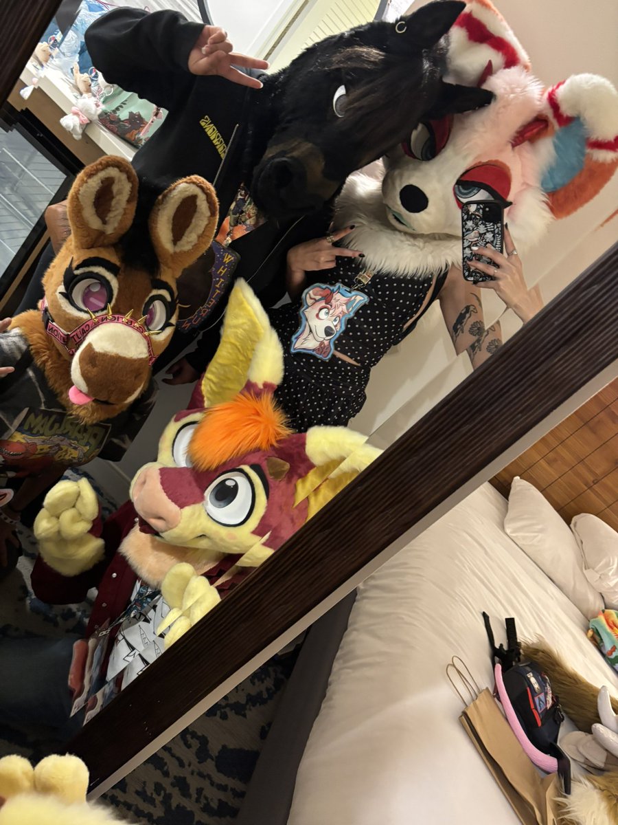 royalbleps's tweet photo. MISS MY FRIENDS A LITTLE EXTRA TODAY :( *puppy whine sounds* https://t.co/bPppaxyIso