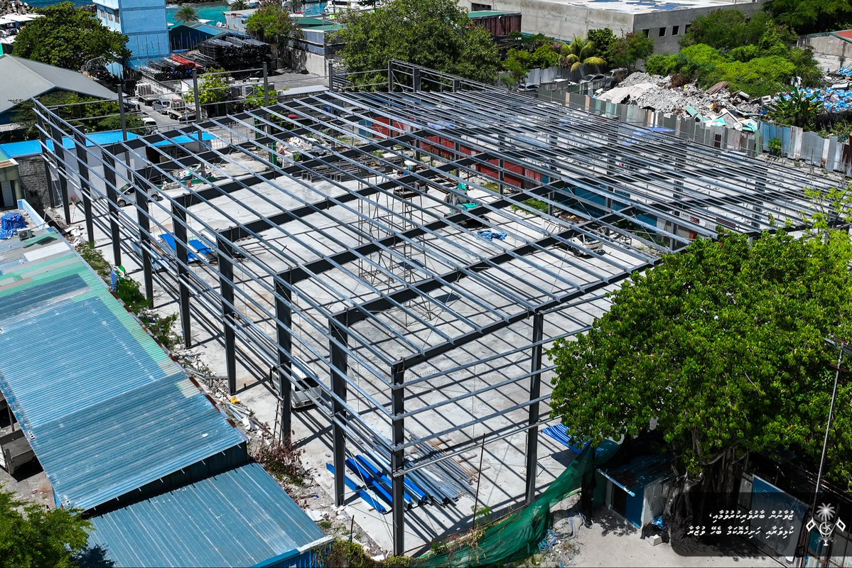 MoYSF_mv's tweet photo. ޒުވާން ބާރުވެރިކުރުވުމާއި ކުޅިވަރާއި ހަށިހެޔޮކަމާ ބެހޭ ވަޒީރު ޢަބްދު ރާފިޢު މިއަދުވަނީ މާލޭ އިންޑޯރ ހޭންޑްބޯޅަ ކޯޓުގެ މަސައްކަތް ކުރިއަށްދާގޮތް ބައްލަވާލައްވާފައި. 

މާލޭ އިންޑޯރ ހޭންޑްބޯޅަ ހިޔާކޮށް، ލައިޓް ހަރުކުރުމުގެ މަސައްކަތް ނިމޭއިރު، ގިނަ ބަޔަކަށް ކުޅިބަލަން ތިބެވޭނެ އިންތިޒާމްވެސް ހަމަޖެހިގެންދާނެ.