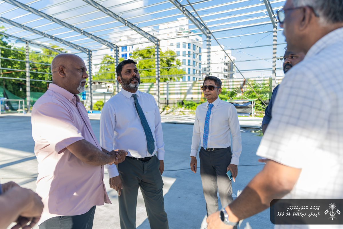 MoYSF_mv's tweet photo. ޒުވާން ބާރުވެރިކުރުވުމާއި ކުޅިވަރާއި ހަށިހެޔޮކަމާ ބެހޭ ވަޒީރު ޢަބްދު ރާފިޢު މިއަދުވަނީ މާލޭ އިންޑޯރ ހޭންޑްބޯޅަ ކޯޓުގެ މަސައްކަތް ކުރިއަށްދާގޮތް ބައްލަވާލައްވާފައި. 

މާލޭ އިންޑޯރ ހޭންޑްބޯޅަ ހިޔާކޮށް، ލައިޓް ހަރުކުރުމުގެ މަސައްކަތް ނިމޭއިރު، ގިނަ ބަޔަކަށް ކުޅިބަލަން ތިބެވޭނެ އިންތިޒާމްވެސް ހަމަޖެހިގެންދާނެ.