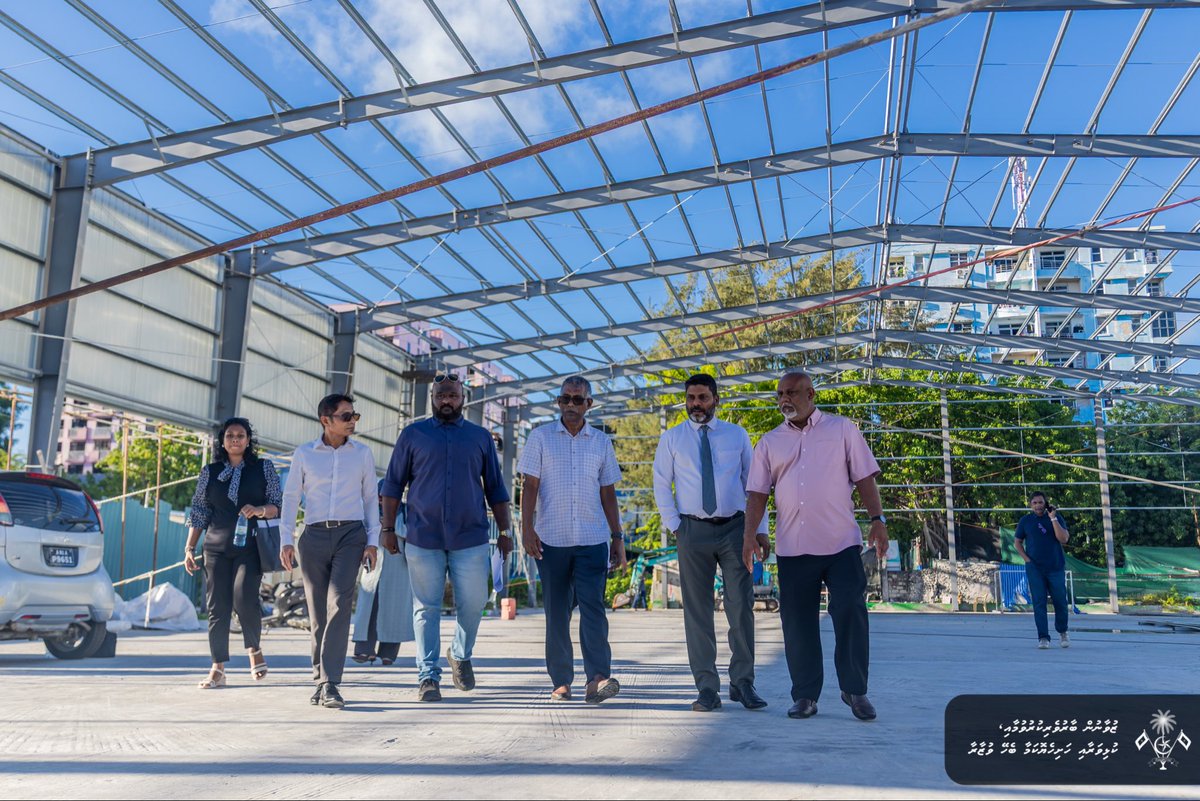 MoYSF_mv's tweet photo. ޒުވާން ބާރުވެރިކުރުވުމާއި ކުޅިވަރާއި ހަށިހެޔޮކަމާ ބެހޭ ވަޒީރު ޢަބްދު ރާފިޢު މިއަދުވަނީ މާލޭ އިންޑޯރ ހޭންޑްބޯޅަ ކޯޓުގެ މަސައްކަތް ކުރިއަށްދާގޮތް ބައްލަވާލައްވާފައި. 

މާލޭ އިންޑޯރ ހޭންޑްބޯޅަ ހިޔާކޮށް، ލައިޓް ހަރުކުރުމުގެ މަސައްކަތް ނިމޭއިރު، ގިނަ ބަޔަކަށް ކުޅިބަލަން ތިބެވޭނެ އިންތިޒާމްވެސް ހަމަޖެހިގެންދާނެ.