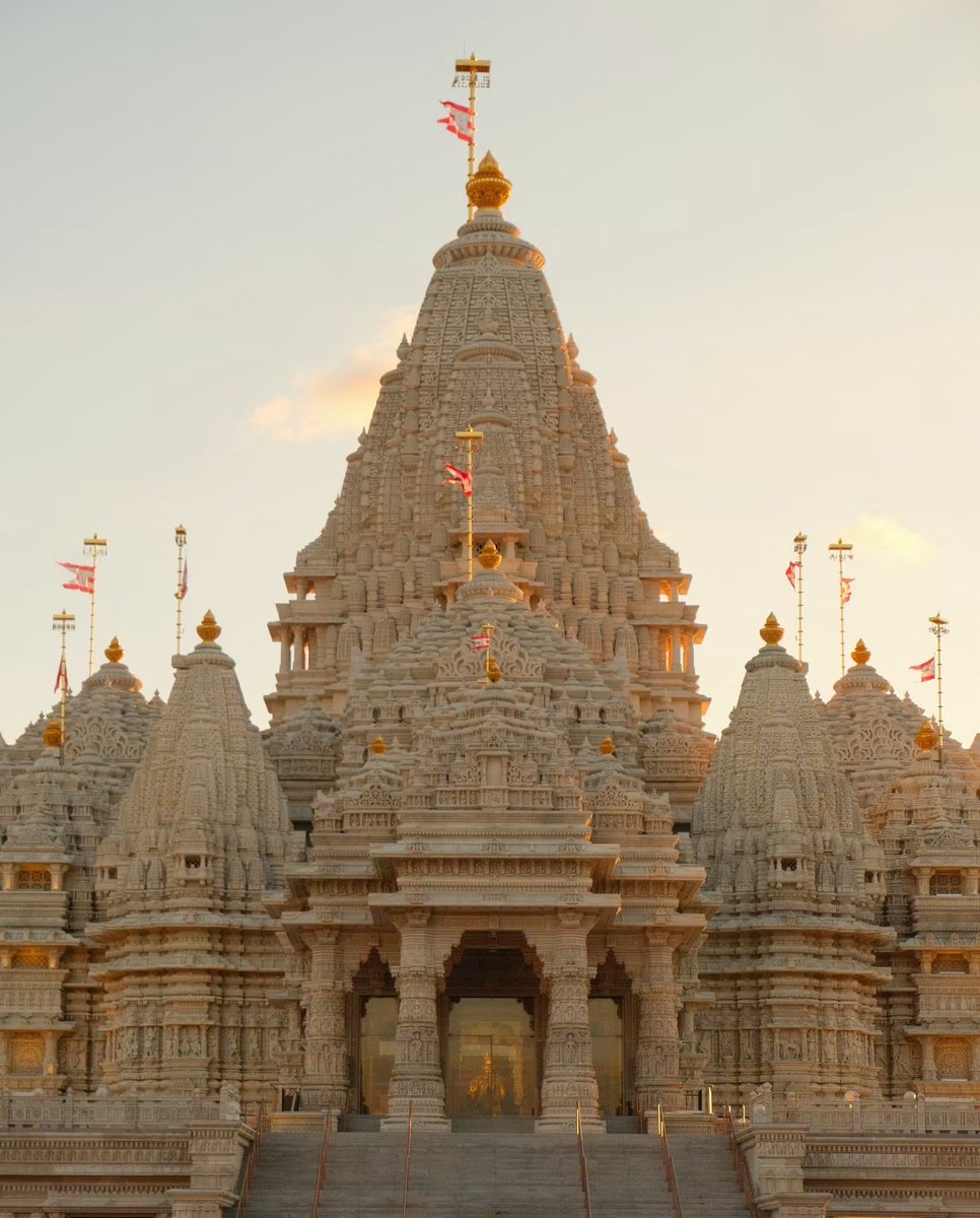 mandirclicks's tweet photo. BAPS Akshardhams - Robinsville USA and Surat India https://t.co/JsV0Lzybva