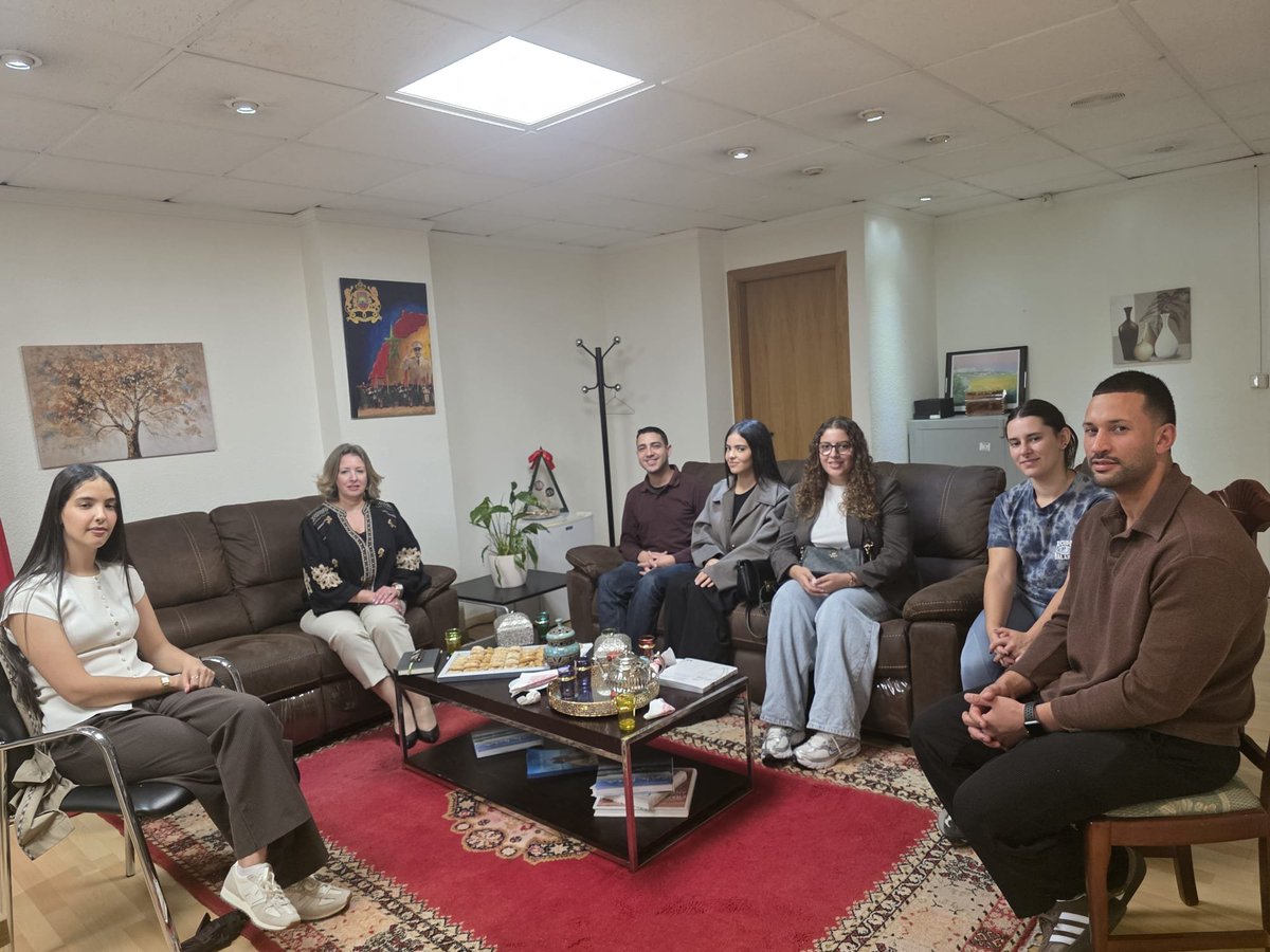 MaEnGirona's tweet photo. En perspectiva de la  próxima visita cultural a Marruecos con la colaboración de la Fundación Hassan II para los Marroquíes Residentes en el Extranjero, la Sra. Cónsul General tuvo uns reunión  con los jóvenes de la Asociación "Azahara" que participarán en dicha visita. https://t.co/gdVDFJzqTc