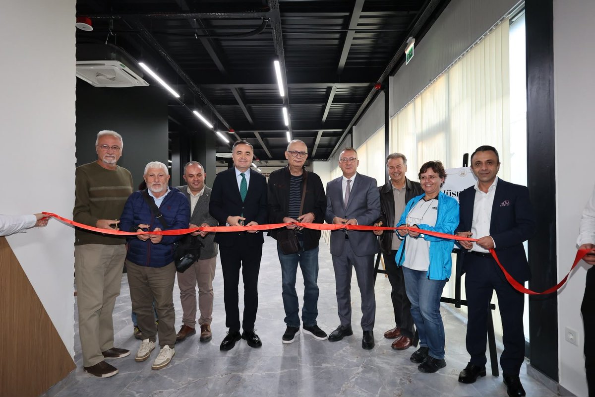 ISIKSUMUTLU's tweet photo. Adapazarı Kaymakamımız Musa Sarı ile birlikte, Meserret Fikir Sanat’ta Hüsnü Gürsel Fotoğraf Sergisi’nin açılışını gerçekleştirdik.

Meserret Fikir Sanat; sergilerden söyleşilere, atölyelerden farklı kültür sanat buluşmalarına uzanan programlarıyla Adapazarı’mızın sanat hayatına katkı sunmaya devam ediyor. Adapazarı’mızın yetiştirdiği önemli fotoğraf sanatçılarından Hüsnü Gürsel’in eserlerini de sanatseverlerle buluşturduk.

Hüsnü Gürsel’i rahmetle anıyor, serginin hazırlanmasında emeği geçenlere teşekkür ediyorum.

#AdapazarınaDeğer