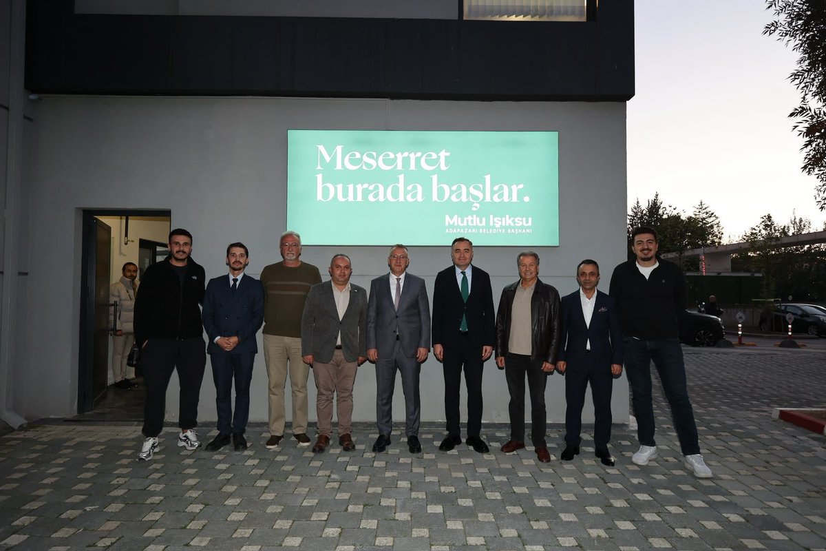 ISIKSUMUTLU's tweet photo. Adapazarı Kaymakamımız Musa Sarı ile birlikte, Meserret Fikir Sanat’ta Hüsnü Gürsel Fotoğraf Sergisi’nin açılışını gerçekleştirdik.

Meserret Fikir Sanat; sergilerden söyleşilere, atölyelerden farklı kültür sanat buluşmalarına uzanan programlarıyla Adapazarı’mızın sanat hayatına katkı sunmaya devam ediyor. Adapazarı’mızın yetiştirdiği önemli fotoğraf sanatçılarından Hüsnü Gürsel’in eserlerini de sanatseverlerle buluşturduk.

Hüsnü Gürsel’i rahmetle anıyor, serginin hazırlanmasında emeği geçenlere teşekkür ediyorum.

#AdapazarınaDeğer