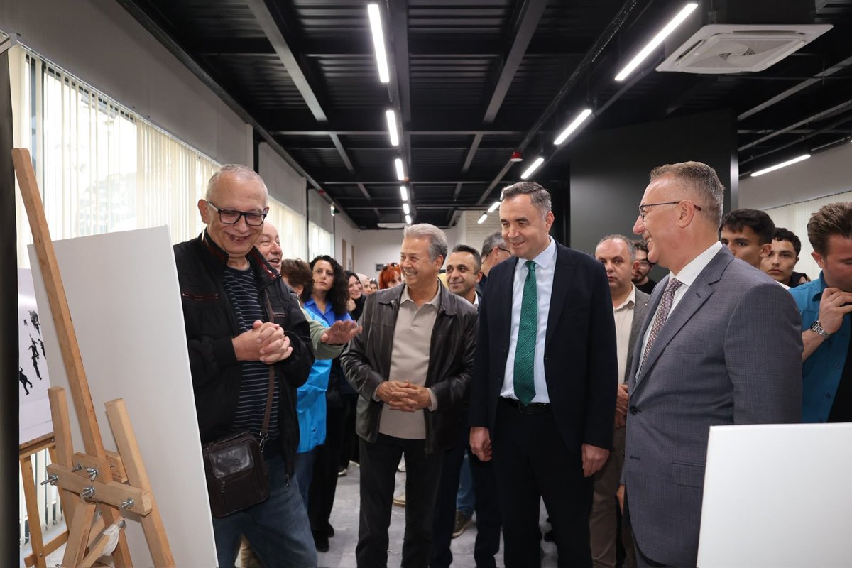ISIKSUMUTLU's tweet photo. Adapazarı Kaymakamımız Musa Sarı ile birlikte, Meserret Fikir Sanat’ta Hüsnü Gürsel Fotoğraf Sergisi’nin açılışını gerçekleştirdik.

Meserret Fikir Sanat; sergilerden söyleşilere, atölyelerden farklı kültür sanat buluşmalarına uzanan programlarıyla Adapazarı’mızın sanat hayatına katkı sunmaya devam ediyor. Adapazarı’mızın yetiştirdiği önemli fotoğraf sanatçılarından Hüsnü Gürsel’in eserlerini de sanatseverlerle buluşturduk.

Hüsnü Gürsel’i rahmetle anıyor, serginin hazırlanmasında emeği geçenlere teşekkür ediyorum.

#AdapazarınaDeğer