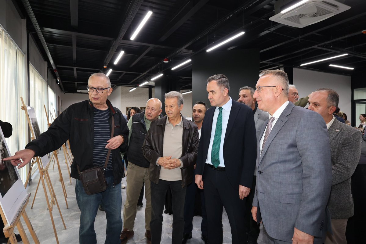 ISIKSUMUTLU's tweet photo. Adapazarı Kaymakamımız Musa Sarı ile birlikte, Meserret Fikir Sanat’ta Hüsnü Gürsel Fotoğraf Sergisi’nin açılışını gerçekleştirdik.

Meserret Fikir Sanat; sergilerden söyleşilere, atölyelerden farklı kültür sanat buluşmalarına uzanan programlarıyla Adapazarı’mızın sanat hayatına katkı sunmaya devam ediyor. Adapazarı’mızın yetiştirdiği önemli fotoğraf sanatçılarından Hüsnü Gürsel’in eserlerini de sanatseverlerle buluşturduk.

Hüsnü Gürsel’i rahmetle anıyor, serginin hazırlanmasında emeği geçenlere teşekkür ediyorum.

#AdapazarınaDeğer