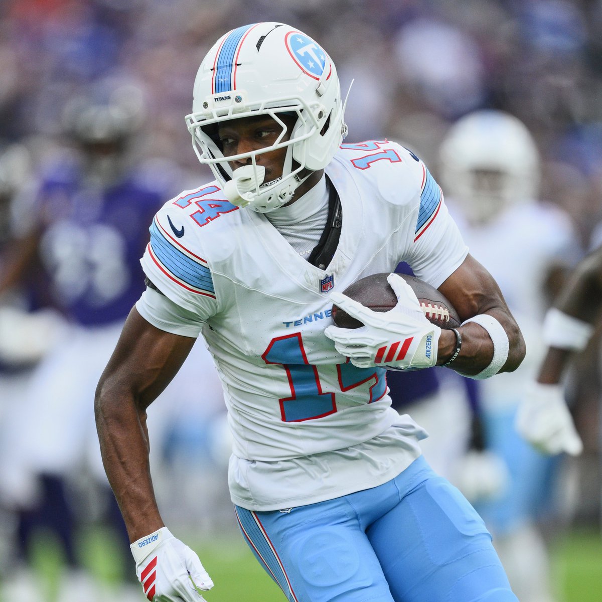 FanDuel's tweet photo. Carnell Tate is adjusting QUICK

First two weeks:
🔹 7 receptions
🔹 65 rec yards
🔹 5.9 yards per target

Last two weeks:
🔹 15 receptions
🔹 203 rec yards
🔹 9.7 yards per target

He's +340 to win OROY @FanDuelSports.

#NFL | #TitanUp https://t.co/0HGcogxtCh