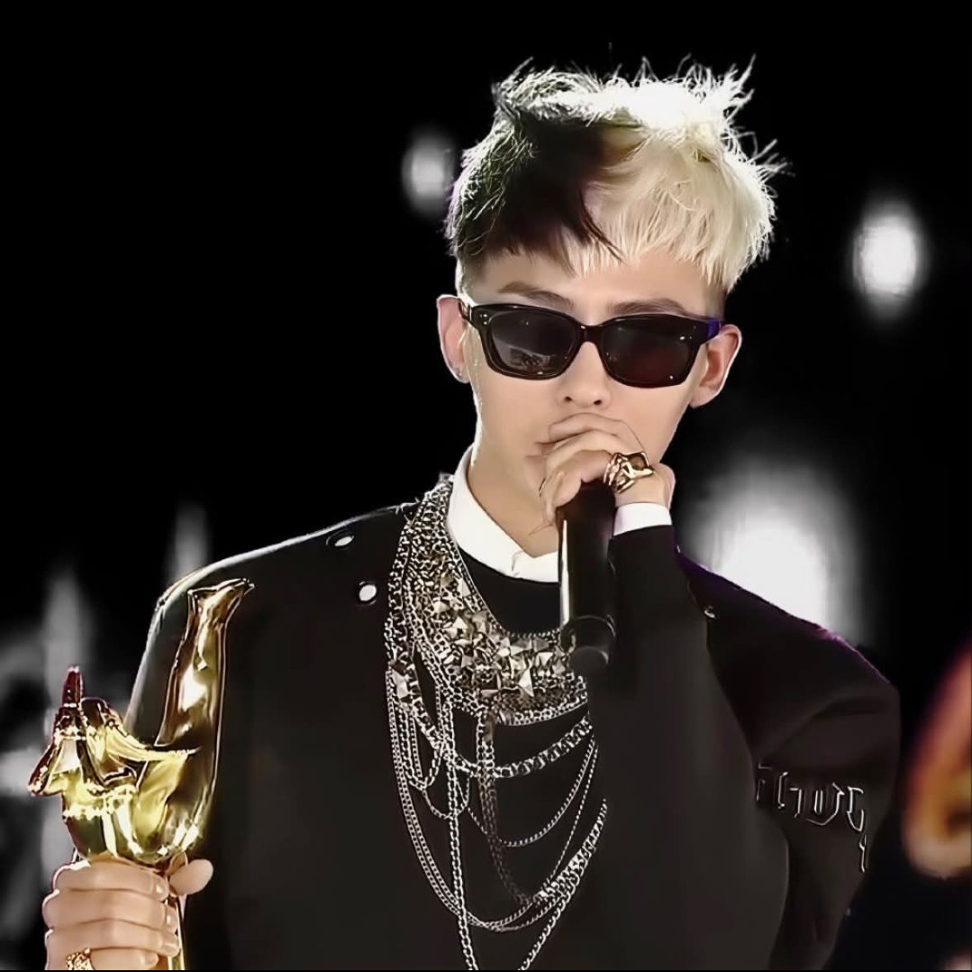 Coup_dEtat5's tweet photo. During 2022-23 period 3rd-4th gen KPOP stans were debating which idol did the 'Oreo hair ' trend better only to find out that this fashion icon already slayed the hairstyle back in 2010's !!

GDRAGON always wayyyy ahead of time !! https://t.co/LO5hgSpWK8