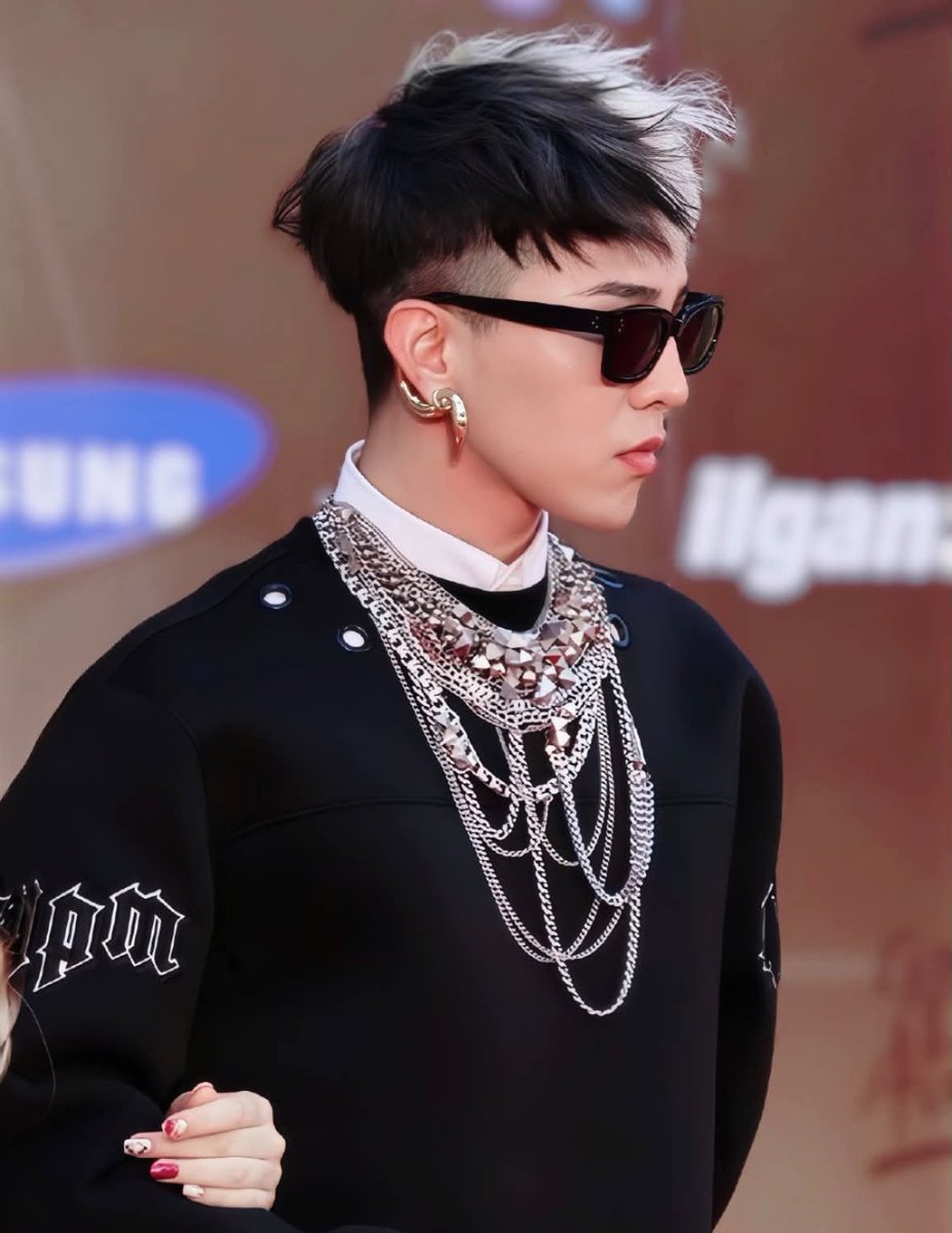 Coup_dEtat5's tweet photo. During 2022-23 period 3rd-4th gen KPOP stans were debating which idol did the 'Oreo hair ' trend better only to find out that this fashion icon already slayed the hairstyle back in 2010's !!

GDRAGON always wayyyy ahead of time !! https://t.co/LO5hgSpWK8