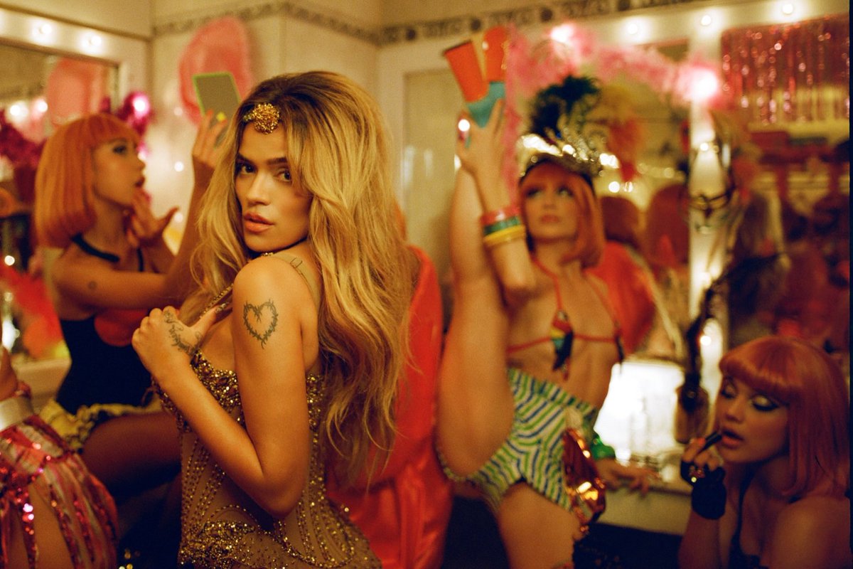 sourcekarolg's tweet photo. 🚨 KAROL G released exclusive photos that will be in the photo book of "LA PREMiEre" https://t.co/PfFFoHyPwV