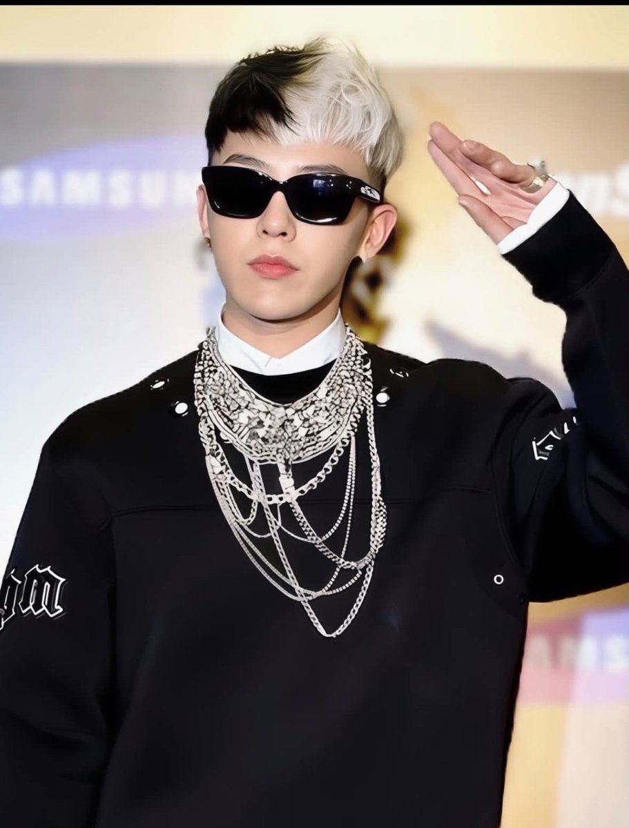 Coup_dEtat5's tweet photo. During 2022-23 period 3rd-4th gen KPOP stans were debating which idol did the 'Oreo hair ' trend better only to find out that this fashion icon already slayed the hairstyle back in 2010's !!

GDRAGON always wayyyy ahead of time !! https://t.co/LO5hgSpWK8