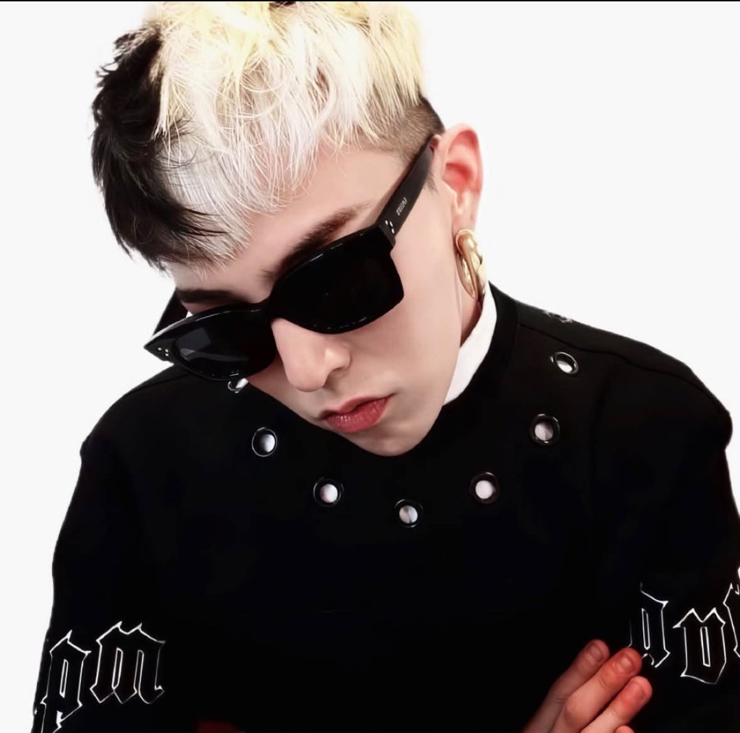 Coup_dEtat5's tweet photo. During 2022-23 period 3rd-4th gen KPOP stans were debating which idol did the 'Oreo hair ' trend better only to find out that this fashion icon already slayed the hairstyle back in 2010's !!

GDRAGON always wayyyy ahead of time !! https://t.co/LO5hgSpWK8