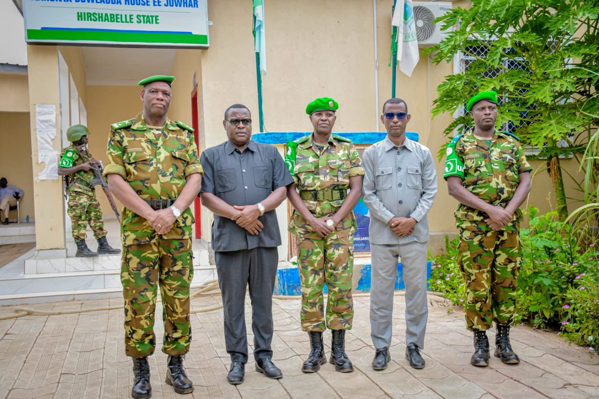 baratuza2000's tweet photo. Somalie : les autorités de Middle Shabelle saluent la contribution des militaires burundais à la paix. 
Le Général de Brigade Gaspard Baratuza, porte-parole du Ministère de la Défense Nationale et des Anciens Combattants (MDNAC) et chef du service chargé du moral des militaires et des relations publiques, poursuit sa visite en Somalie. Le 4 octobre, il s'est entretenu avec les autorités administratives somaliennes, notamment le vice-gouverneur de la région de Middle Shabelle et le maire de la ville de Jowhar.
Les deux responsables ont salué l'engagement des militaires burundais déployés au sein de l’AUSSOM et leur contribution à la restauration et au maintien de la paix en Somalie.