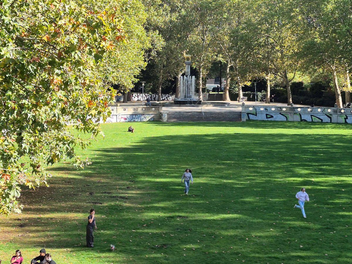 TalesFromBerlin's tweet photo. Gorgeous Golden October afternoon in Berlin. https://t.co/03uj1kASiq